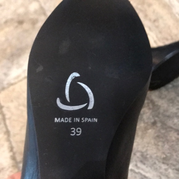 Kanna made in Spain black and gold booties. - Picture 5 of 7